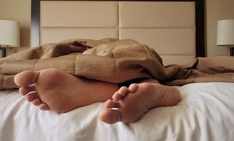 لماذا يحذر العلماء من النوم الطويل؟