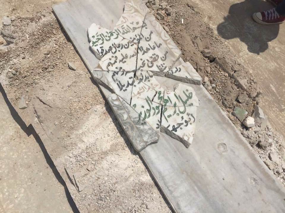 إزالة الركام من مقبرة الشهداء في مخيم اليرموك