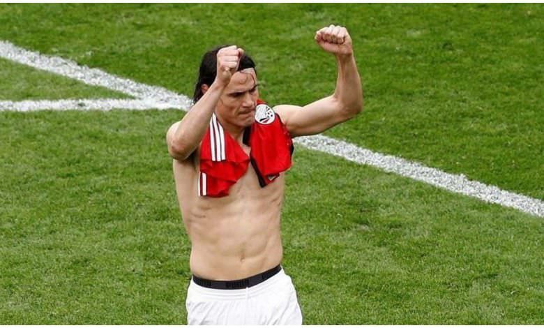 كافاني يكشف السر .. لم أواسِ محمد صلاح بل أردت قميصه