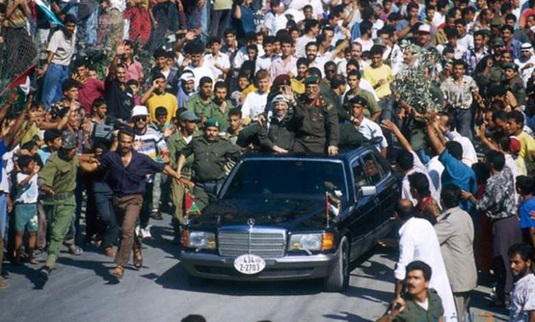 ياسر عرفات يعود إلى أرض الوطن بعد 27 سنة في المنفى.