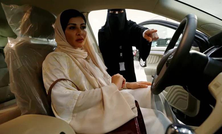 إحالة مذيعة سعودية للتحقيق بسبب لباسها غير المحتشم