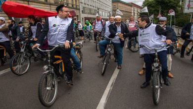 أئمة وحاخامات يتظاهرون على دراجات هوائية في برلين