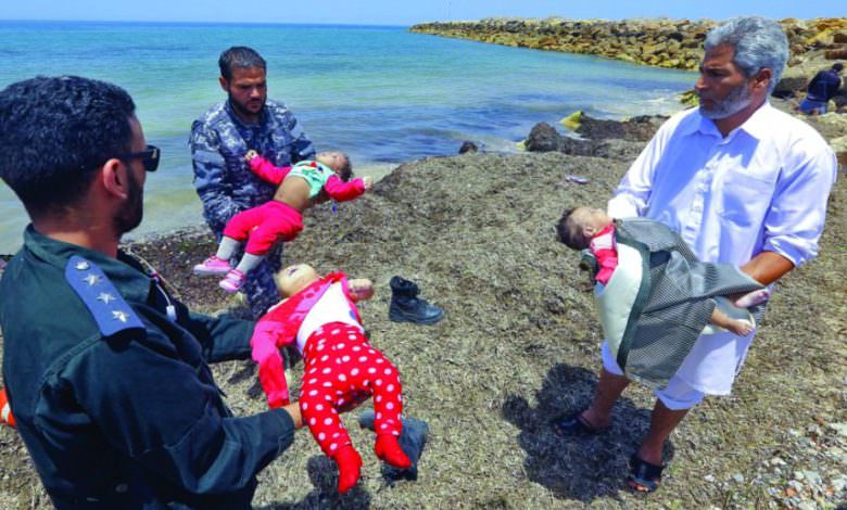 وفاة ثلاثة أطفال وحوالى مئة مفقود في غرق مركب قبالة ليبيا