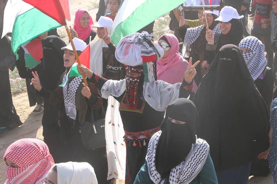 الآلاف من النساء يشاركن في مسيرة العودة وكسر الحصار شرق غزة