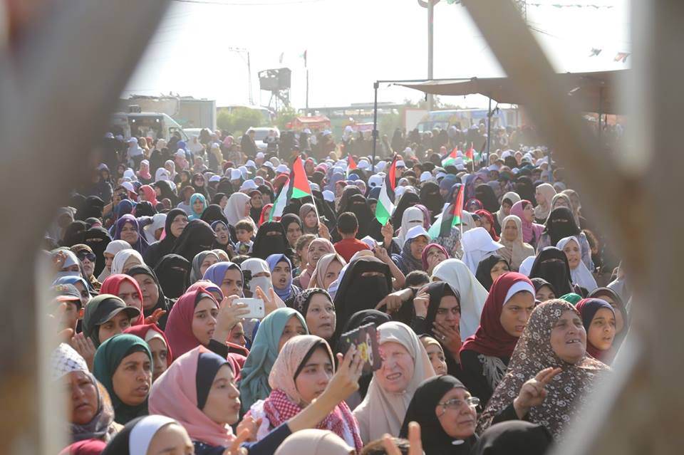 الآلاف من النساء يشاركن في مسيرة العودة وكسر الحصار شرق غزة