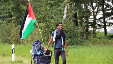 بعد رحلة 11 شهراً سيراً على الأقدام.. العدو يمنع سويدياً دخول الأراضي الفلسطينية