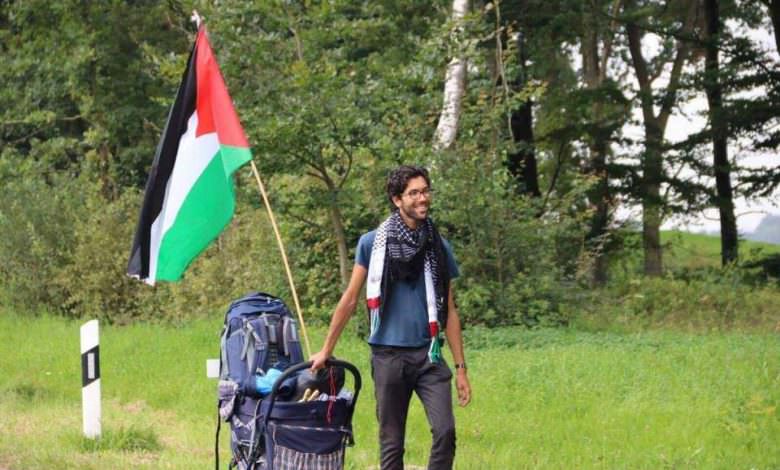 بعد رحلة 11 شهراً سيراً على الأقدام.. العدو يمنع سويدياً دخول الأراضي الفلسطينية
