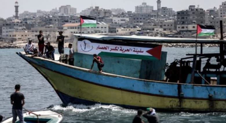 العدو يفرج عن مواطنين اعتقلهم على قارب كسر الحصار