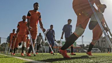 فلسطينيون بترت أطرافهم من الإعتداءات الصهيونية يشكلون أول فريق لكرة القدم في غزة