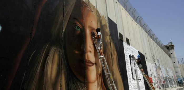 لوحة عملاقة لعهد التميمي على جدار الفصل الصهيوني في بيت لحم