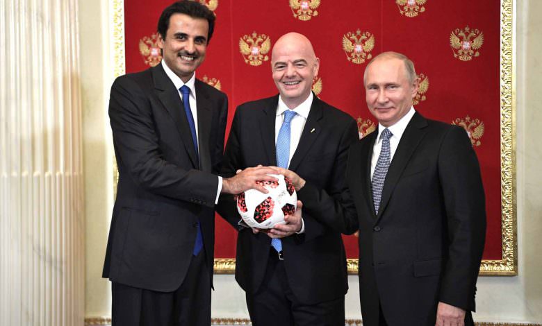 الرئيس الروسي يسلم أمير قطر شارة تنظيم مونديال 2022
