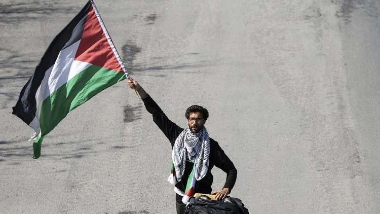 عباس يمنح الجنسية الفلسطينية للناشط السويدي لادرا