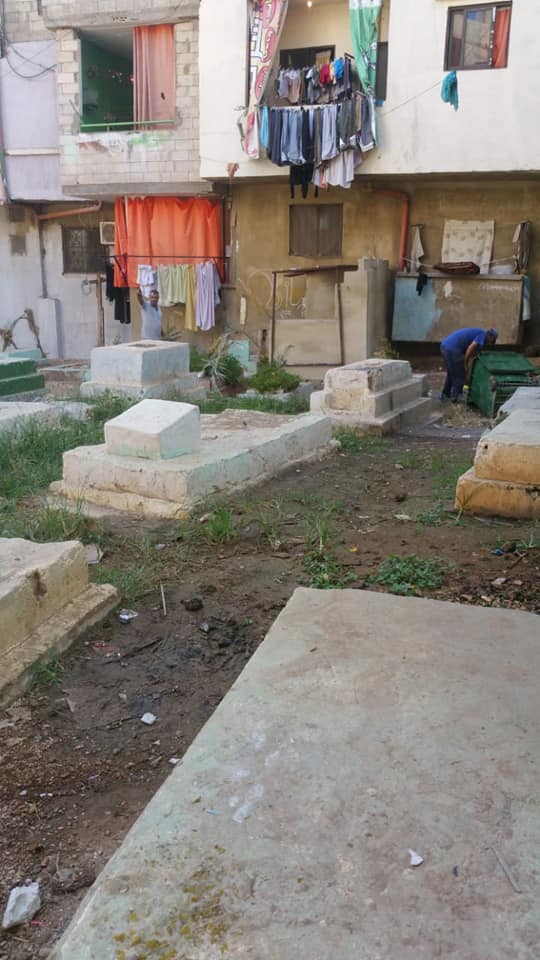 الناشط علاء عودة يقوم بزيارة مكتب ألاونروا للبحٽ في تنظيف المقبرة القديمة