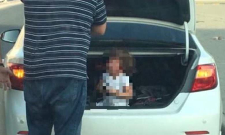 أب يضع ابنته داخل صندوق السيارة بسبب شقاوتها