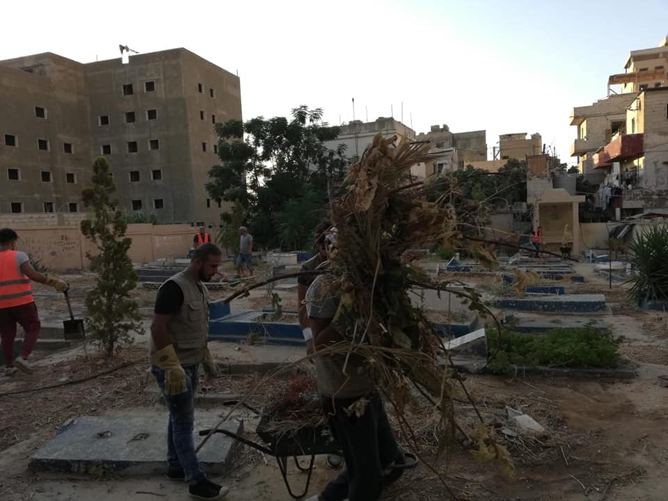 بعد انتهائه من تنظيف المقبره القديمه الدفاع المدني الفلسطيني يتوجه الى تظيف مقبرة المهجرين