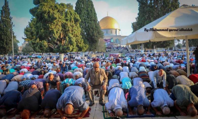 100 ألف مصلٍ يؤدون صلاة العيد في المسجد الأقصى