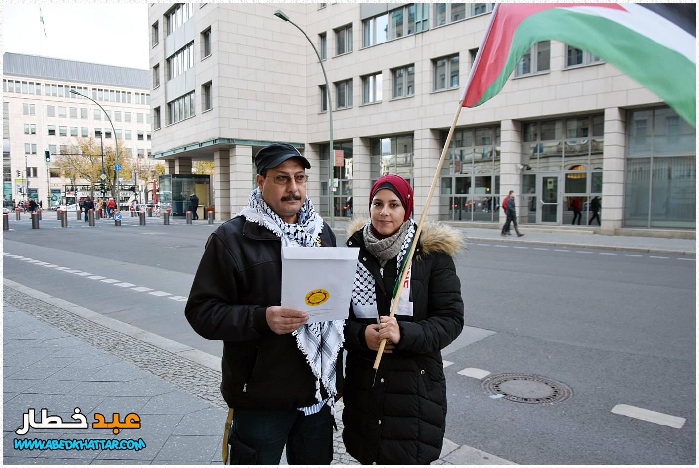 البيت الفلسطيني ينظم وقفة إحتجاج بمناسبة ذكرى وعد بلفور ويسلم رسالة إحتجاج إلى السفارة البريطانية في برلين