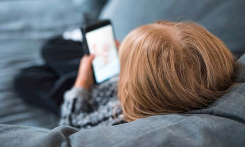 أمخاخ أطفالكم في خطر.. والسبب الهواتف الذكية!