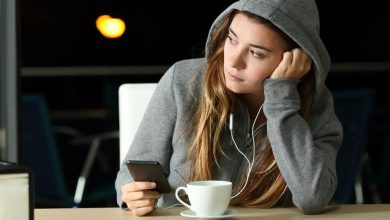 تحذير .. وسائل التواصل تصيب المراهقات بالاكتئاب