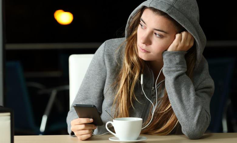 تحذير .. وسائل التواصل تصيب المراهقات بالاكتئاب