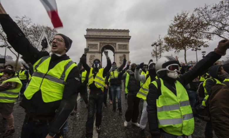 الحكومة الفرنسية تتهم السترات الصفراء بالسعي لإسقاطها
