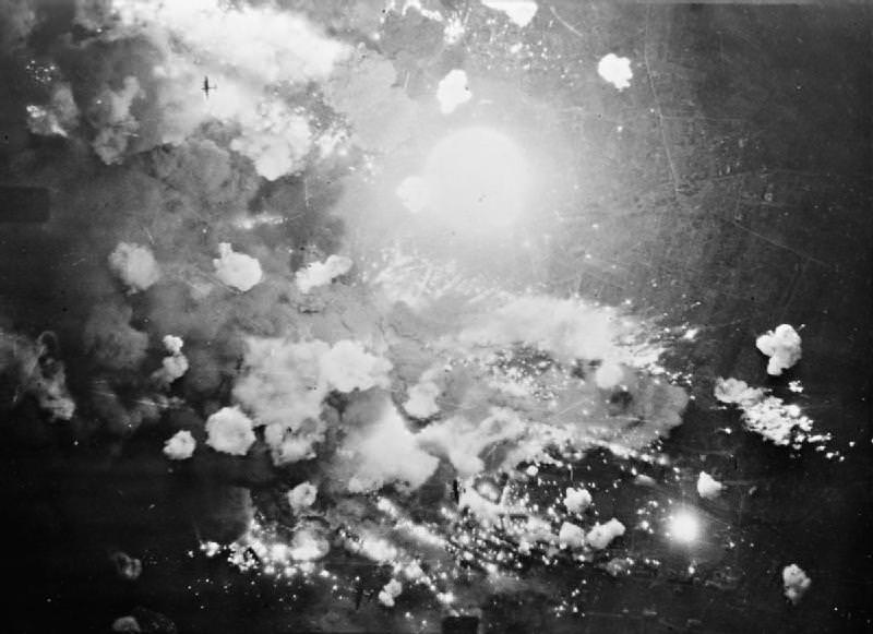 صورة التقطت من قبل احدى الطائرات البريطانية لعملية قصف بفوتسهايم