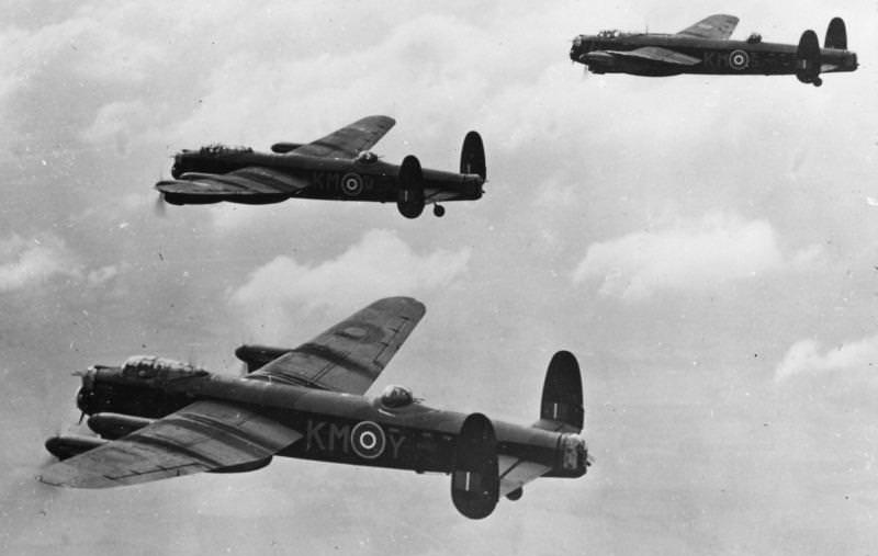 صورة لعدد من طائرات أفرو لانكستر بالحرب العالمية الثانية