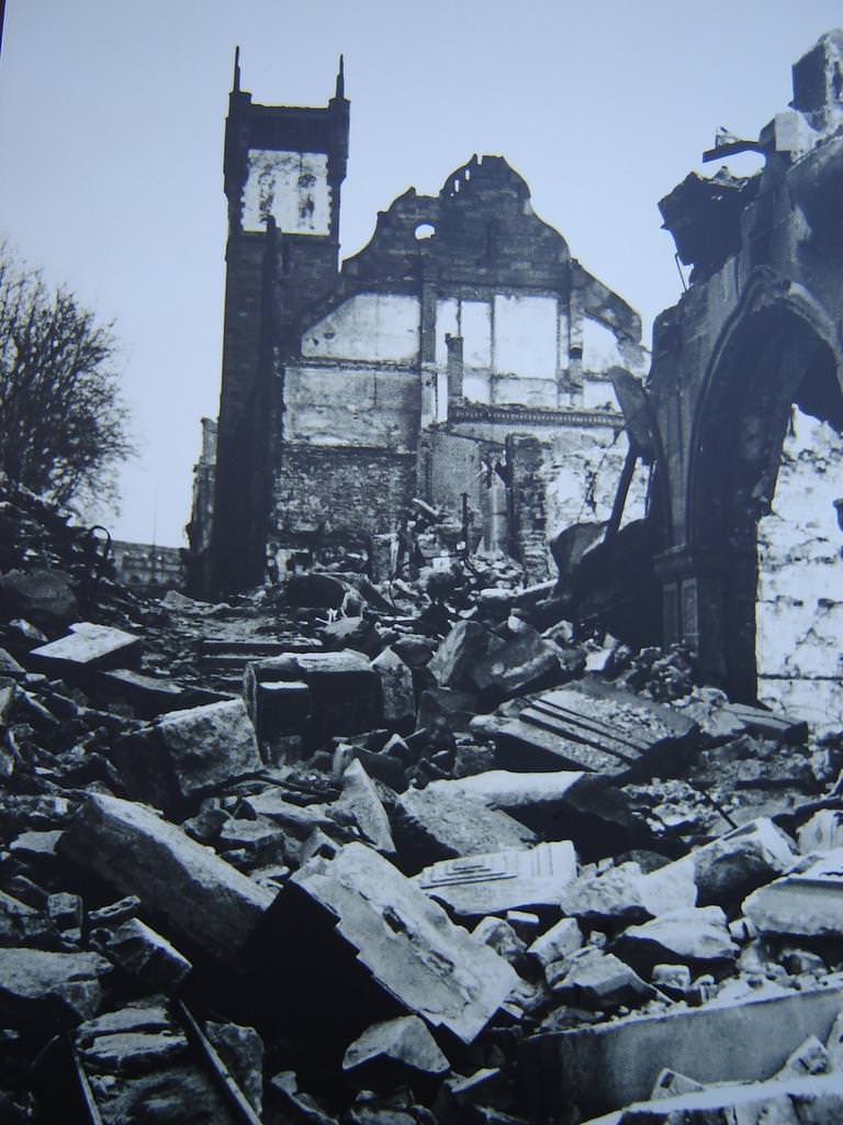 صورة لمخلفات القصف البريطاني على مدينة بفورتسايم