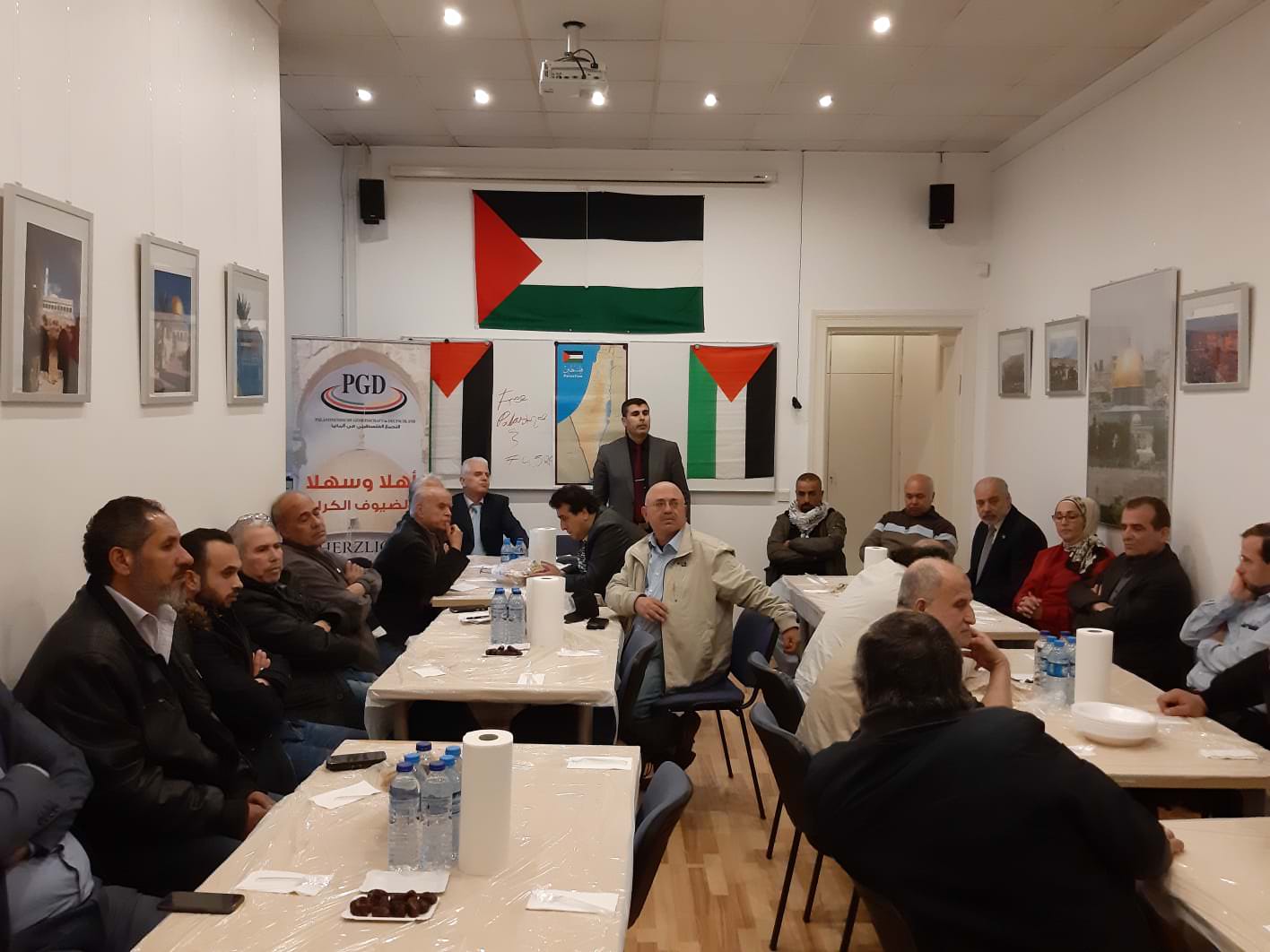 على هامش الإفطار الجماعي الّذي أقامه التجمع الفلسطيني في ألمانيا في مقرّه في برلين