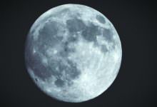 ظاهرة نادرة .. القمر الأزرق يضيء سماء الأرض