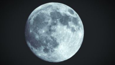 ظاهرة نادرة .. القمر الأزرق يضيء سماء الأرض