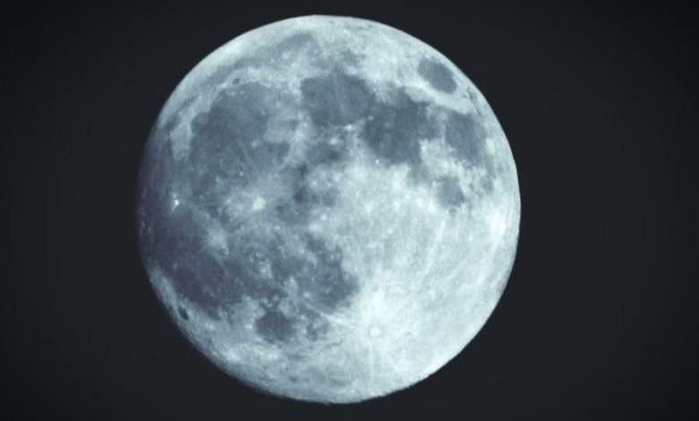 ظاهرة نادرة .. القمر الأزرق يضيء سماء الأرض