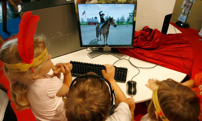 ساعتان يومياً .. هذا ما تفعله الشاشات بالأطفال