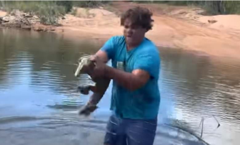 فيديو مرعب .. اصطاد تمساحاً بيديه