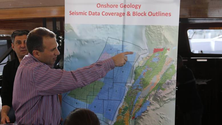 مسؤول لبناني أمام خريطة توضح الحدود البحرية لإسرائيل ولبنان