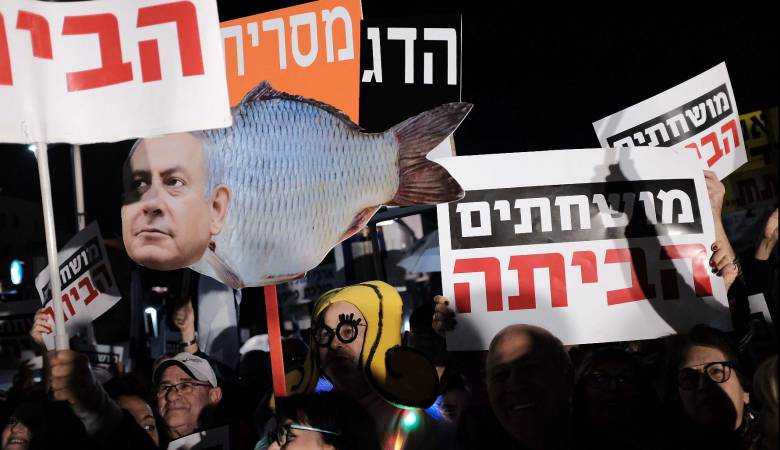 آلاف المستوطنين يتظاهرون ضد نتنياهو وسط تل أبيب