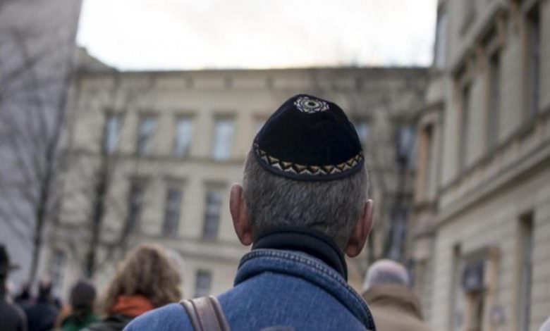 توصية ليهود ألمانيا بعدم ارتداء القلنسوة خوفاً من مهاجمتهم