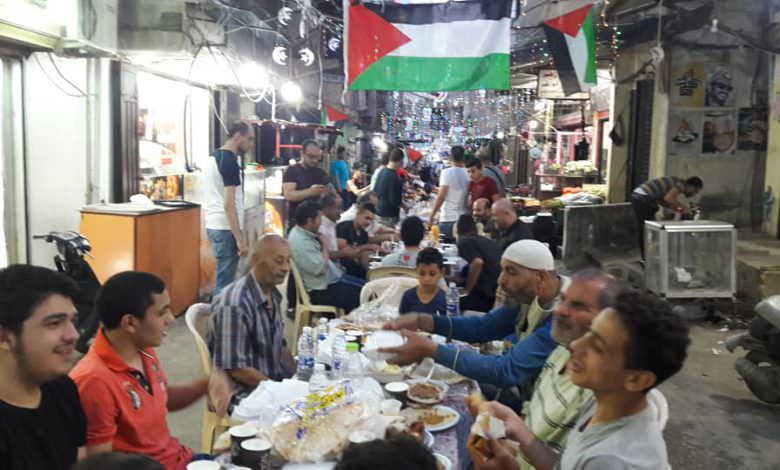 مجموعة من شباب مخيم البداوي يقيم إفطار جماعي في شارع السوق