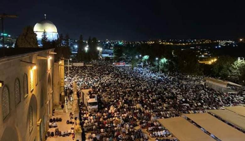 نصف مليون مصل بالمسجد الأقصى لإحياء ليلة القدر
