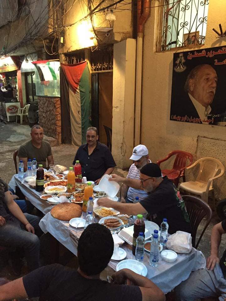 افطار رمضاني في شارع مسجد القدس في مخيم البداوي