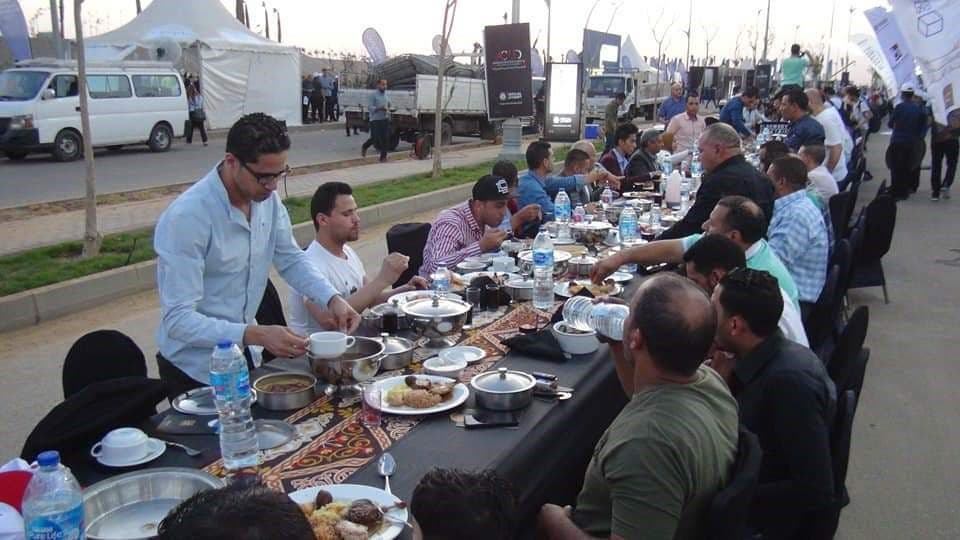 بالصور .. أكبر وأطول مائدة إفطار مصرية