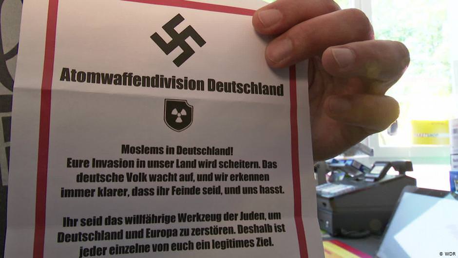 أحد المنشورات التي وزعت في كولونيا ويحمل الشعار النازي وعبارات التهديد للمسلمين