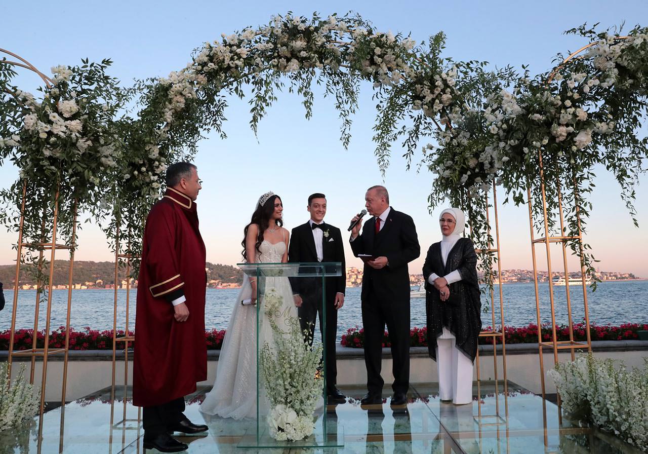 بالصور.. أردوغان بزفاف نجم ريال مدريد السابق مسعود أوزيل.. من هي العروس