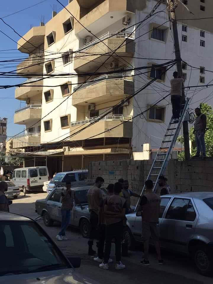 عمل الدفاع المدني الفلسطيني على تركيب ٤٢ لمبة بلدية على الشارع الرئيسي للمخيم