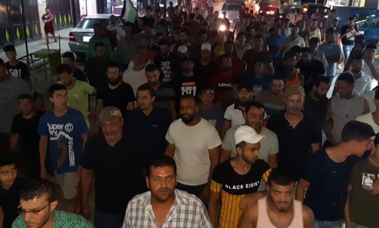 مسيرة شبابية غاضبة في مخيم نهر البارد رفضا للإجراءات العنصرية بحق العمال الفلسطينيين