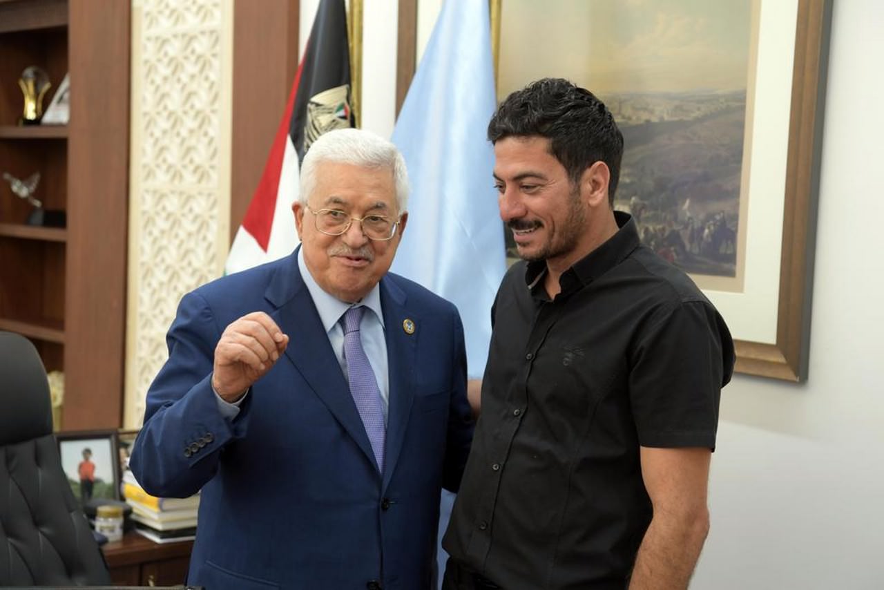 الرئيس الفلسطيني يقلّد مروان مخول وسام الدولة