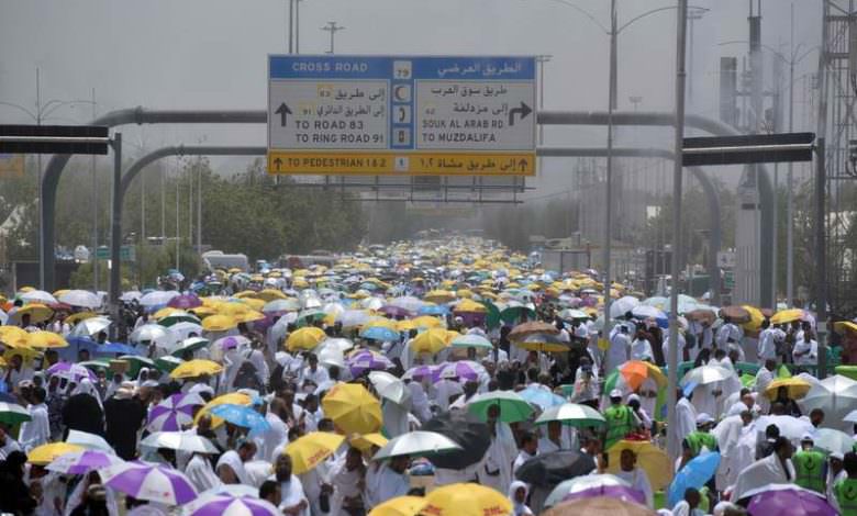 السعودية.. تساقط غزير للأمطار على منى وعرفات ومزدلفة || فيديو