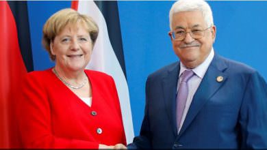 ميركل تستقبل عباس وتتمسك بحل الدولتين