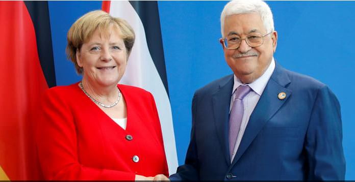ميركل تستقبل عباس وتتمسك بحل الدولتين