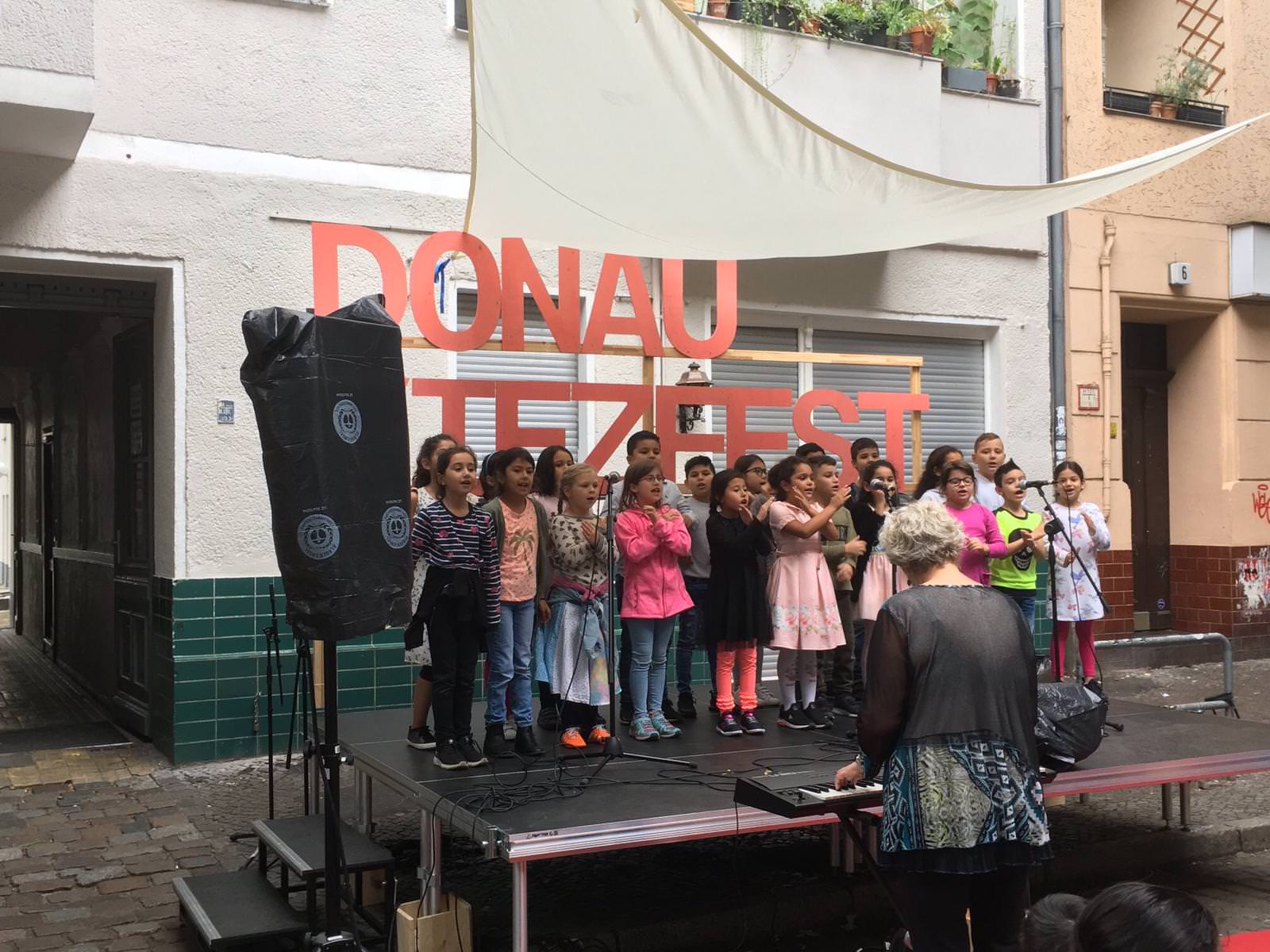 فرقة دارنا للتراث الفلسطيني تشارك في احتفال اليوم المفتوح في برلين برعاية كارين كورته